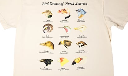 Una de las camisetas que se venden en la web oficial del movimiento 'Birds Aren't Real' ('Los pájaros no son reales') muestra diferentes tipos de aves y explica la función de cada una de ellas en la conspiración.