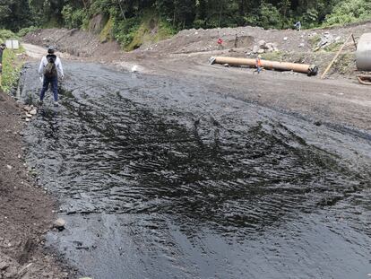 Indígenas y activistas ecológicos advirtieron de la llegada de trazas de contaminación petrolera a las riberas del río Coca.