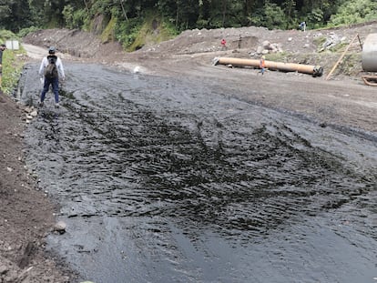 Indígenas y activistas ecológicos advirtieron de la llegada de trazas de contaminación petrolera a las riberas del río Coca.