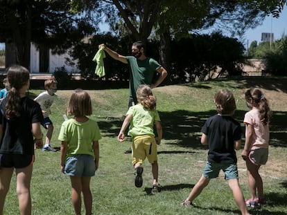 Unos niños juegan con su monitor en una colina de verano en la provincia de Barcelona. Foto: Massimiliano Minocri