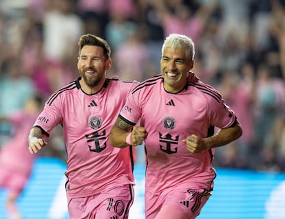 Lionel Messi celebra junto a Luis Suárez un gol del Inter Miami