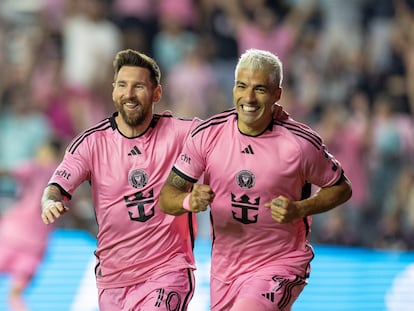 Lionel Messi celebra junto a Luis Suárez un gol del Inter Miami