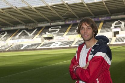 Michu posa con el estadio del Swansea de fondo.