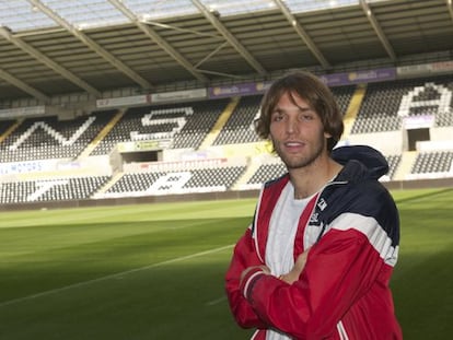 Michu posa con el estadio del Swansea de fondo.