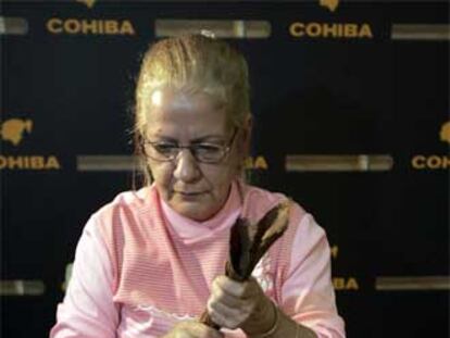 Norma Fernández, la veterana torcedora cubana, en plena elaboración en Madrid de uno de los puros habanos.