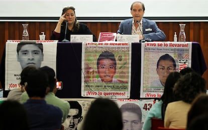 Ángela Buitrago y Carlos Bersitain, durante una conferencia con los familiares de los 43, en Ciudad de México, el 31 de marzo de 2023.