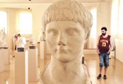 Un visitante en el Museo Arqueológico de Tarragona.