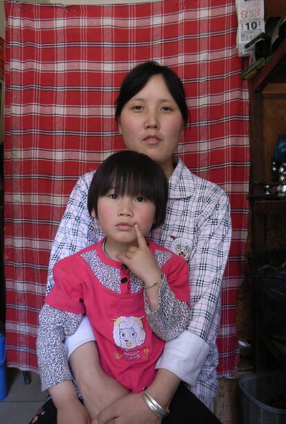 Peng Lili y su hija, Wang Han, de tres años.