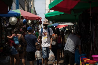 Un hombre y su hija caminan en medio de comercios callejeros en Manaus (Brasil), en una imagen de archivo.