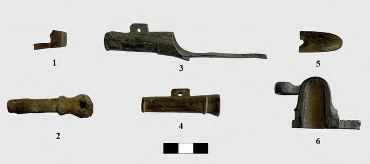Fragmentos de los mecanismos de las armas de los ejércitos inglés y francés.