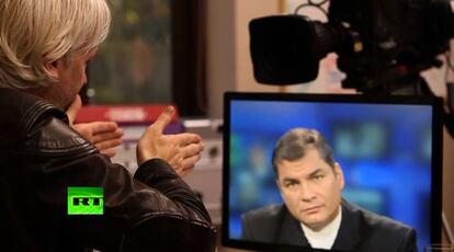 Captura de televisi&oacute;n. Entrevista entre Julian Assange y el presidente ecuatoriano Rafael Correa.