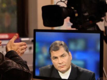 Captura de televisi&oacute;n. Entrevista entre Julian Assange y el presidente ecuatoriano Rafael Correa.