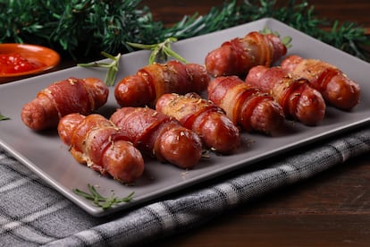 'Pigs in blankets', o salchichas envueltas en bacon. Un plato muy popular en Reino Unido en Navidad.