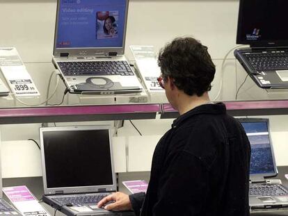 Un hombre mira ordenadores en una tienda de Londres.
