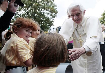 El Papa Benedicto XVI saluda a los niños a su llegada a la universidad de ST. María en Twickenham.