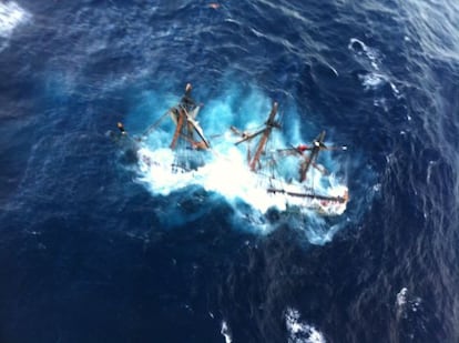 La &#039;Bounty&#039;, mientras se hunde en el oc&eacute;ano Atl&aacute;ntico en las costas de Carolina del Norte.