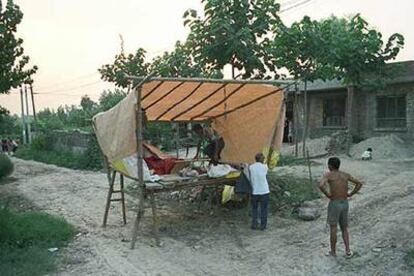 Montaje del escenario para el espectáculo de sombras chinescas en la aldea de Jiangtian, en Shaanxi.