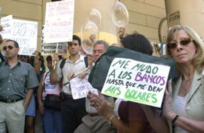 Un grupo de ahorradores protestan frente a un banco en Buenos Aires.