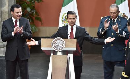 Peña Nieto y a su derecha, Osorio Chong durante el sexenio anterior.