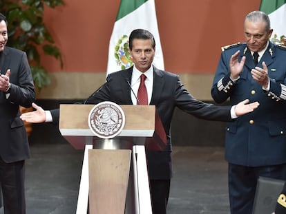 Peña Nieto y a su derecha, Osorio Chong durante el sexenio anterior.
