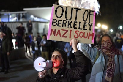 Manifestantes protestan contra el escritor ultraderechista Milo Yiannopoulos en Berkeley.