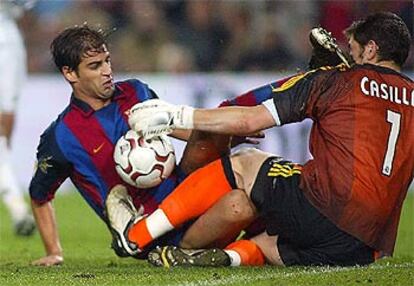 Gerard choca con Casillas tras un remate a bocajarro del azulgrana.