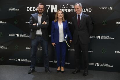 La número dos del Partido Popular al Congreso por Madrid, Ana Pastor, atiende a los medios antes del debate en La Sexta.