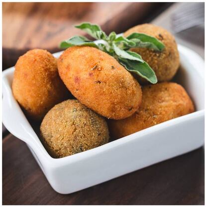 Croqueta COC de avestruz y mango (7 €, ración de 4 croqueta). En este local tienen nada menos que 43 variedades de croquetas, pero apostamos por el exotismo de esta receta que parte de la base clásica del 'roux' y que mezclan con compota de mango. Tras reposar la mezcla, añaden leche lentamente y, luego, el avestruz asado y triturado y un toque refrescante final con unas hojas de cilantro. “Cuando la masa haya reposado unas 12 horas, ya podremos darle la forma y empanarla”. Muy sabrosa.
<a href="http://www.clubcoc.com/">COC Ludoteca Gastronómica. </a>Carrer Pablo Iglesias 16, sub 1 Nau 13, Mataró, Barcelona.