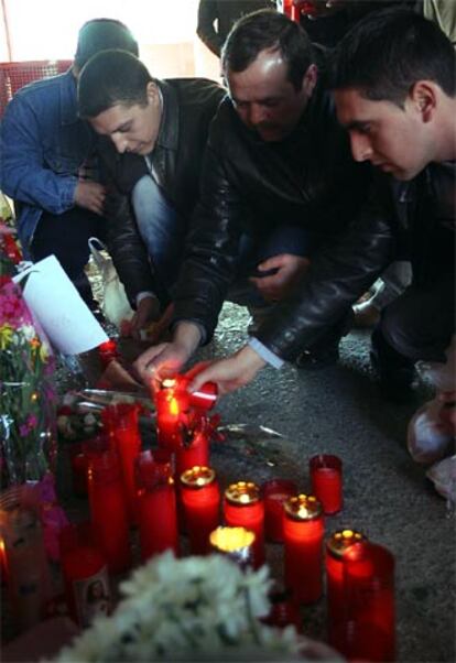 Homenaje a las víctimas en El Pozo, donde se han colocado 192 claveles rojos y blanco en su recuerdo.