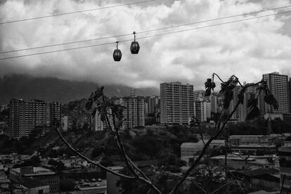 El teleférico de Caracas quedó suspendido desde el jueves cuando la central hidroeléctrica de Guri, que abastece cerca del 70% del territorio, sufrió un fallo. El Gobierno acusa a la oposición y a Estados Unidos de sabotear la central.