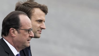 El presidente saliente franc&eacute;s, Fran&ccedil;ois Hollande y el mandatario electo de Francia, Emmanuel Macron, durante una ceremonia por el D&iacute;a de la Victoria.