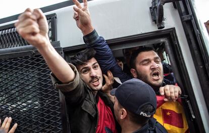 Manifestantes turcos são presos durante um protesto ilegal, nesta quarta-feira, na Praça Taksim, em Istambul (Turquia), por ocasião do Dia Internacional do Trabalho.