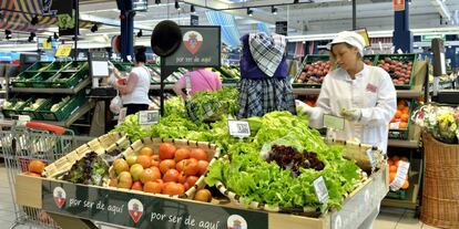 Una dependienta en un supermercado de Eroski en Cantabria.