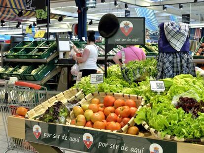 Una dependienta en un supermercado de Eroski en Cantabria.