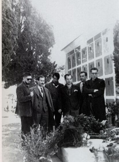 De izquierda a derecha, Carlos Barral, J. M. Caballero Bonald, Luis Marquesán, Jaime Gil, Ángel González y Juan Ferraté, junto a la tumba de Machado en 1959.