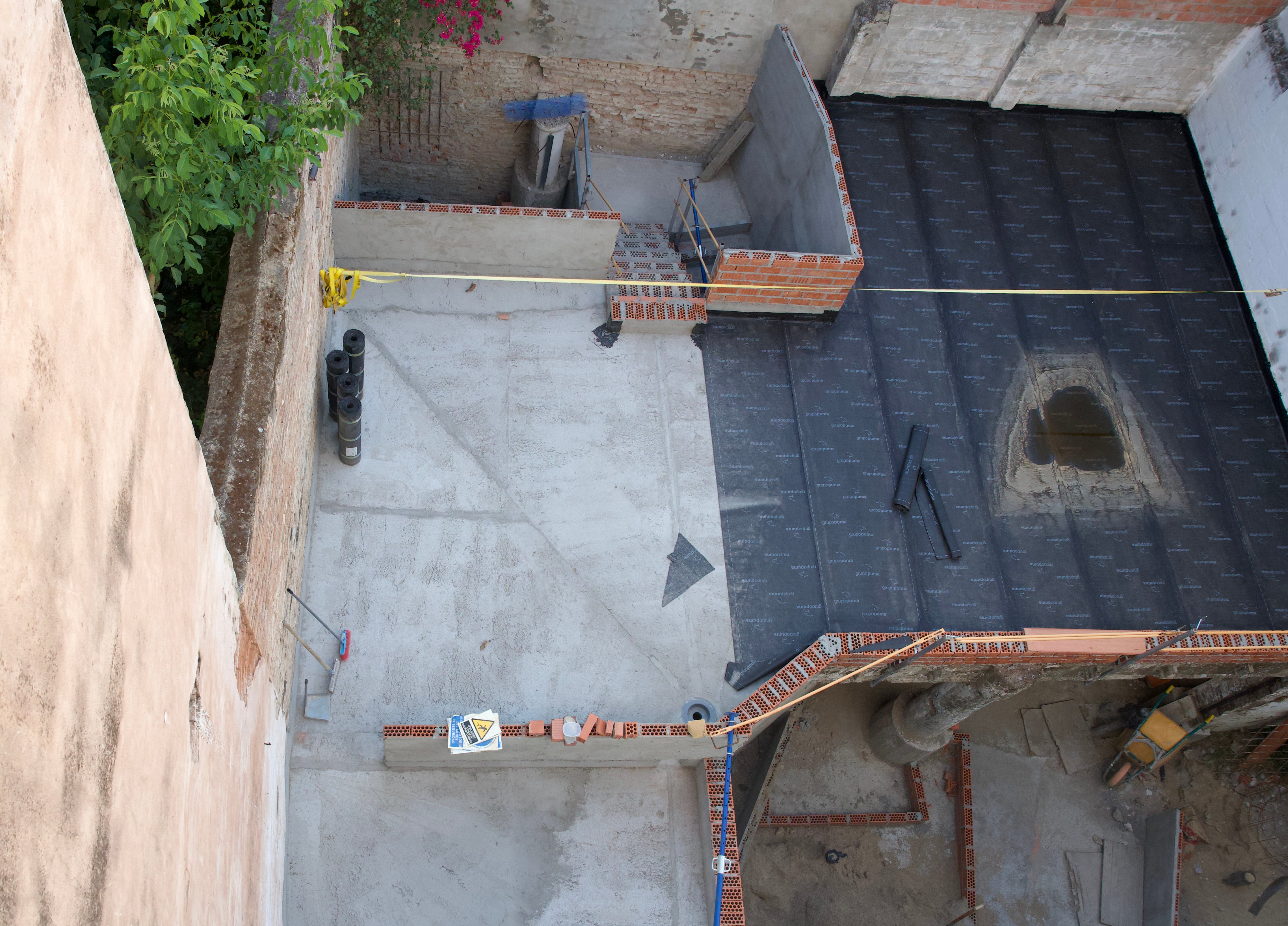 Situación de las obras para construir pisos turísticos en el patio interior de la calle Bordador Rodríguez Ojeda. 