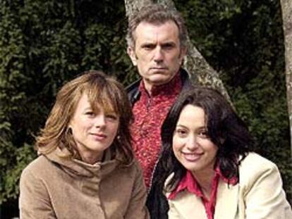 Emma Suárez (izquierda), Antonio Valero y Natalia Verbeke, protagonistas de <i>El pantano.</i>