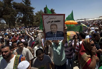 Partidarios de Hamás se manifiestan a favor de Mohamed Morsi en Jerusalén, el 26 de julio.