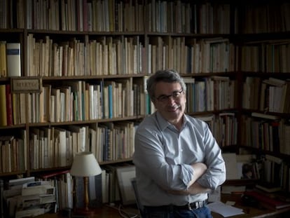 El escritor Andrés Trapiello, en su casa de Madrid.