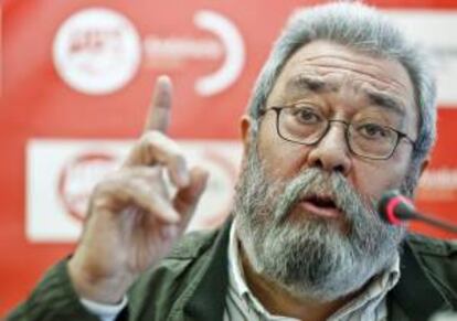 El secretario general de UGT Cándido Méndez, durante la rueda de prensa que ha ofrecido hoy en Málaga, donde ha pedido al Gobierno que invierta en renta activa de inserción para parados de larga duración los fondos conseguidos por la lucha contra el fraude fiscal y la economía sumergida, que según ha dicho superan los quince mil millones de euros.