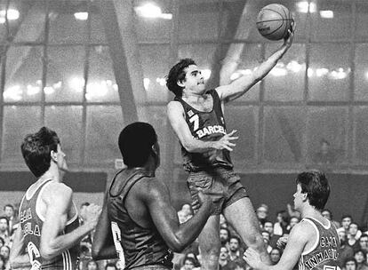 El Barcelona ha ganado la Copa del Rey en veinte ocasiones. Tuvo su época dorada a finales de los 70 y principios de los 80, cuando llegó a ganar el campeonato en seis años consecutivos. 1983 cerró esté ciclo dorado para el baloncesto azulgrana, con Aíto García Reneses como técnico y con jugadores como Epi, Sibilio y Solozabal. El base barcelonés aparece en la imagen en la final que disputaron en el 83 contra el Inmoblanco, en la que el Barça ganó 125-93.