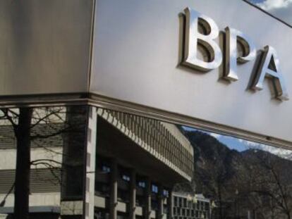 La sede del gobierno de Andorra reflejada en la fachada de la sede principal de Banca Privada de Andorra (BPA).
