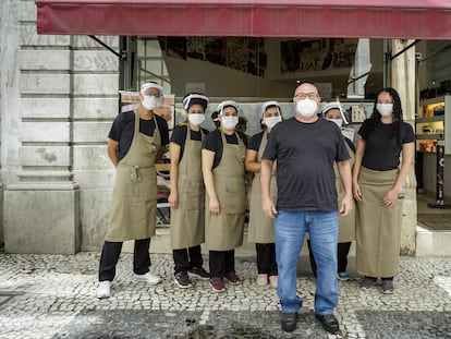 Vitor Sapolnik reduziu de 12 para sete funcionários na loja principal do Caffè Latte, no centro de São Paulo.