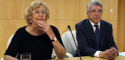 Manuela Carmena, alcaldesa de Madrid, y Enrique Cerezo, presidente del Atlético de Madrid, este viernes.