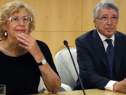 Manuela Carmena, alcaldesa de Madrid, y Enrique Cerezo, presidente del Atl&eacute;tico de Madrid, este viernes.