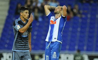 Baptistao, junto a Roncaglia, se lamenta de una ocasi&oacute;n fallada.