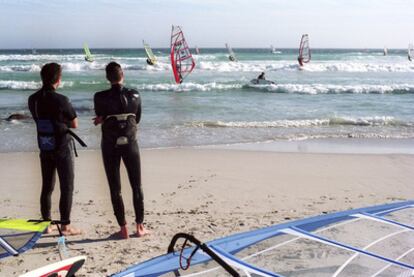 Surfistas en la playa del cabo de Buena Esperanza