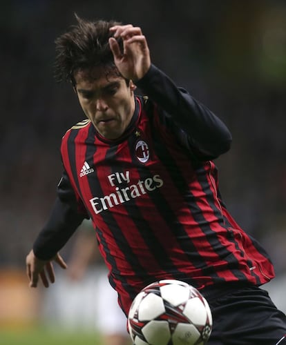 El jugador del Milan Kaka se lleva un balón en un instante del partido.