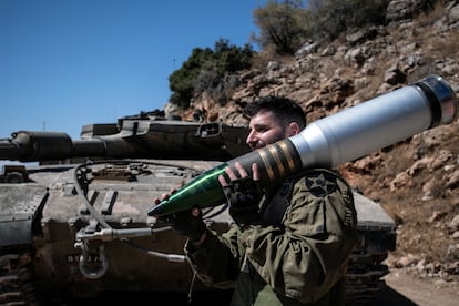 Un soldado israelí lleva un proyectil, en el norte de Israel el 7 de octubre.