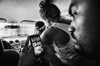 Esta es la imagen de Sebastian Liste para la agencia Noor ha ganado el tercer premio en la categoría de vida diaria. En la foto se ve al líder de la asociación Papo Reto mostrando la imagen de un taxista de 22 años muerto a tiros en Río de Janeiro.